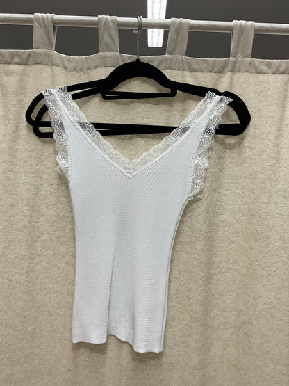 Ripped top mit Spitze