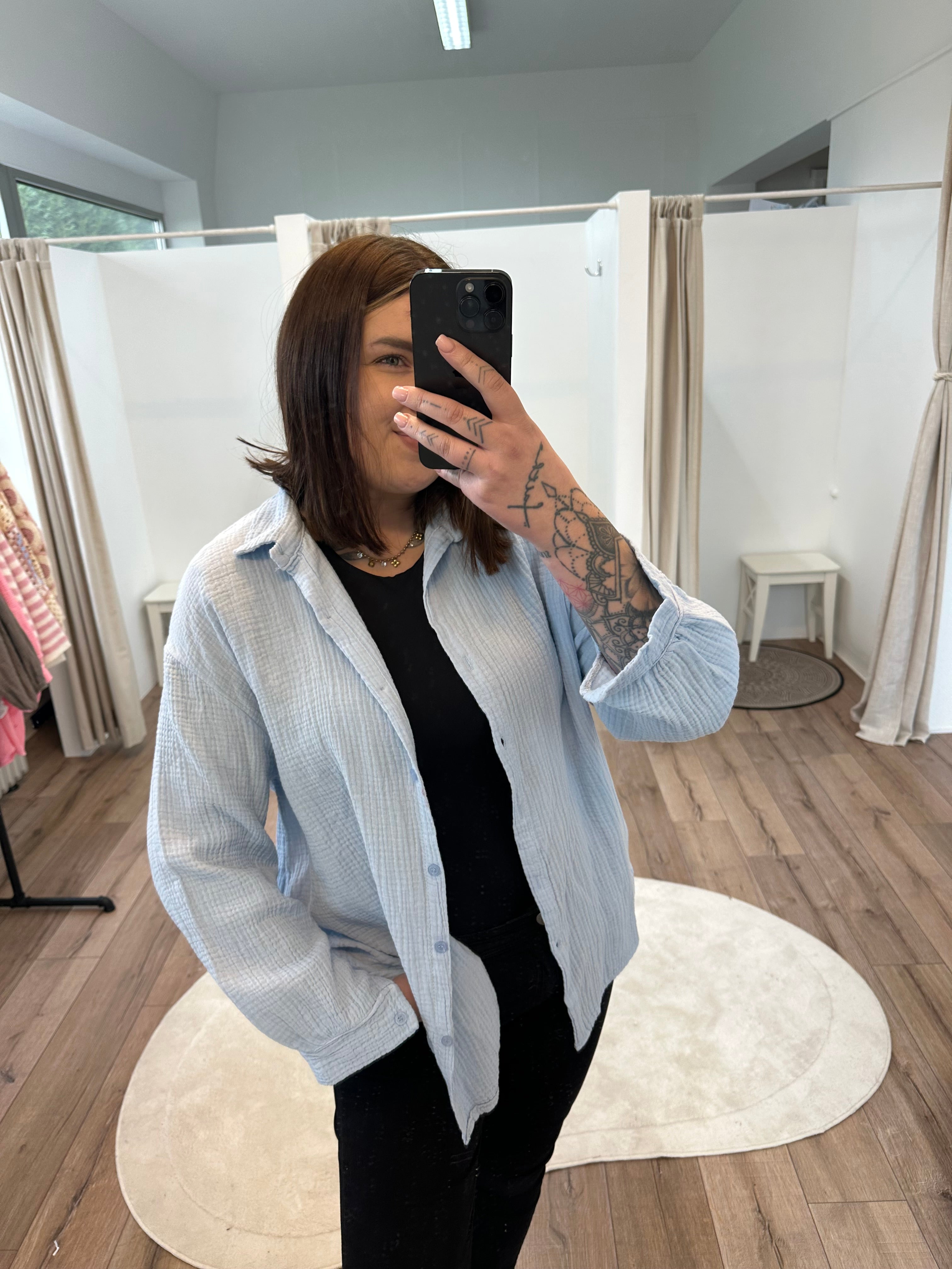 Kurze Musselinbluse