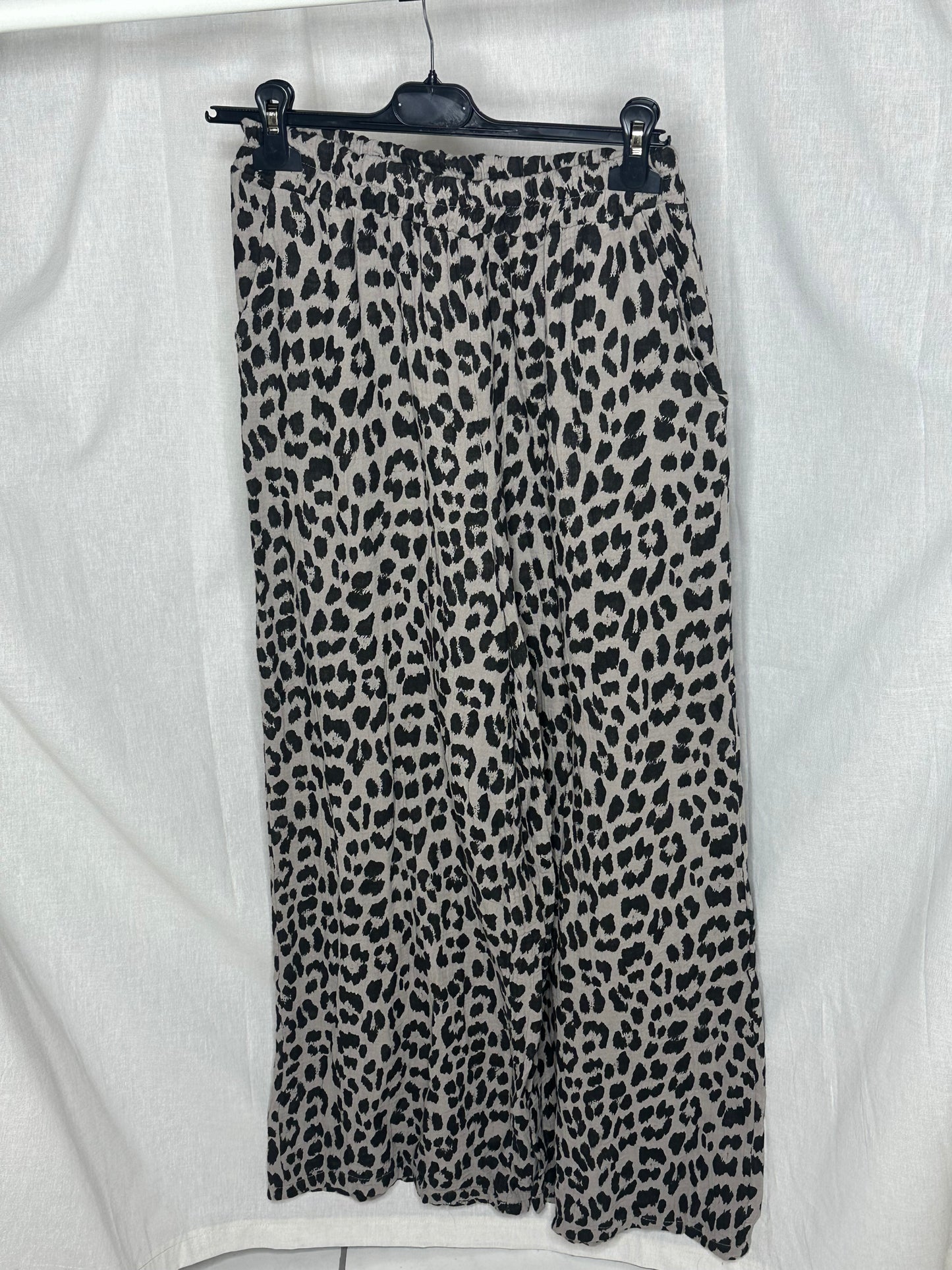 Musselinhose leo