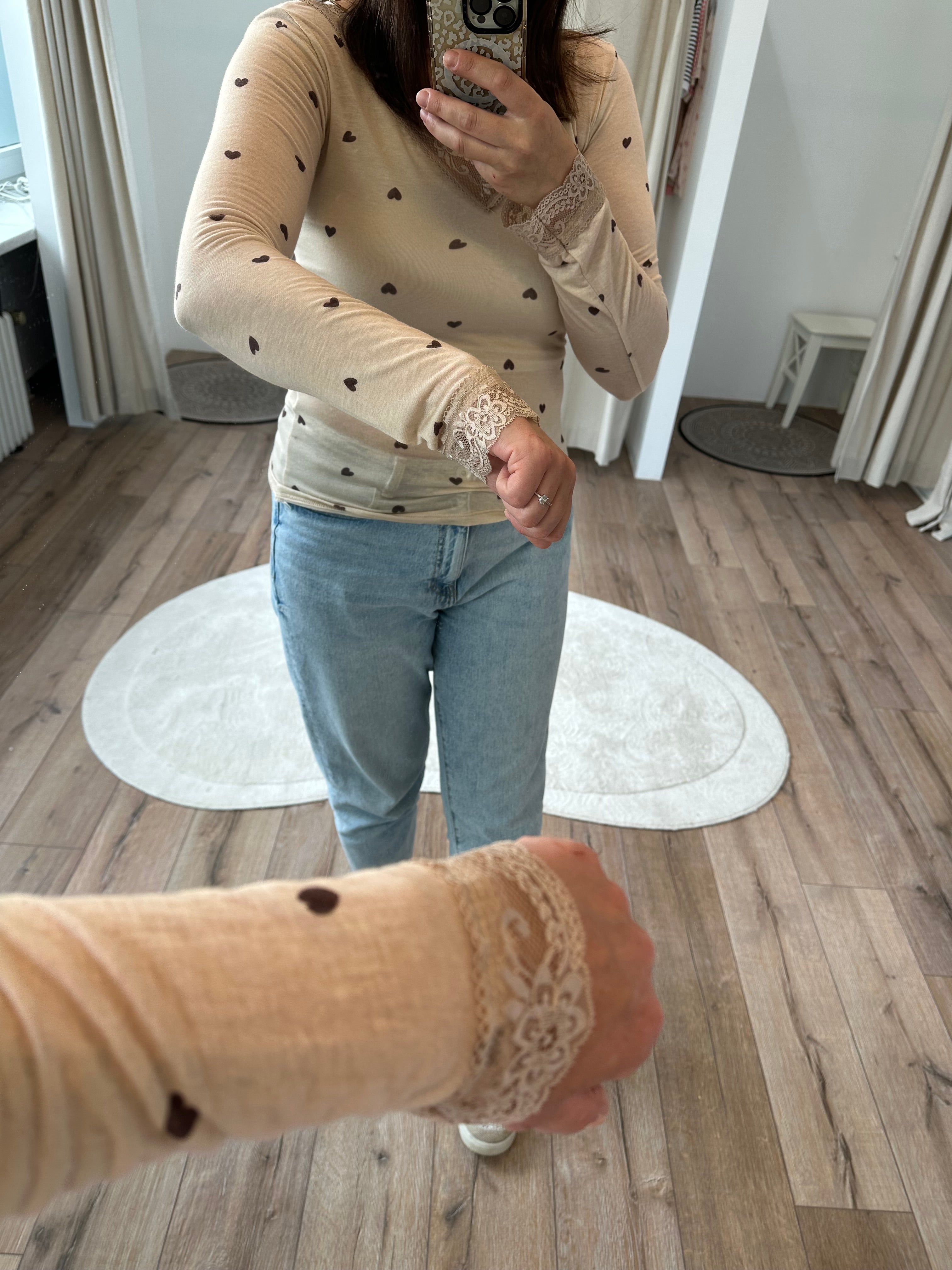 Spitzenmesh mit Herzen